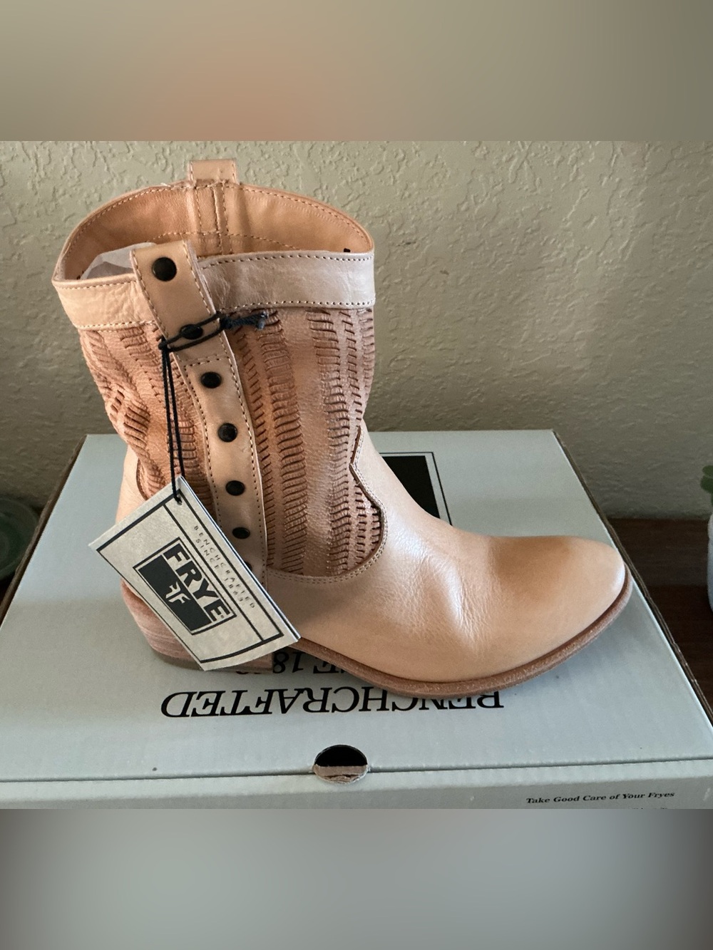 Frye Carson Short Studded boot. Natural